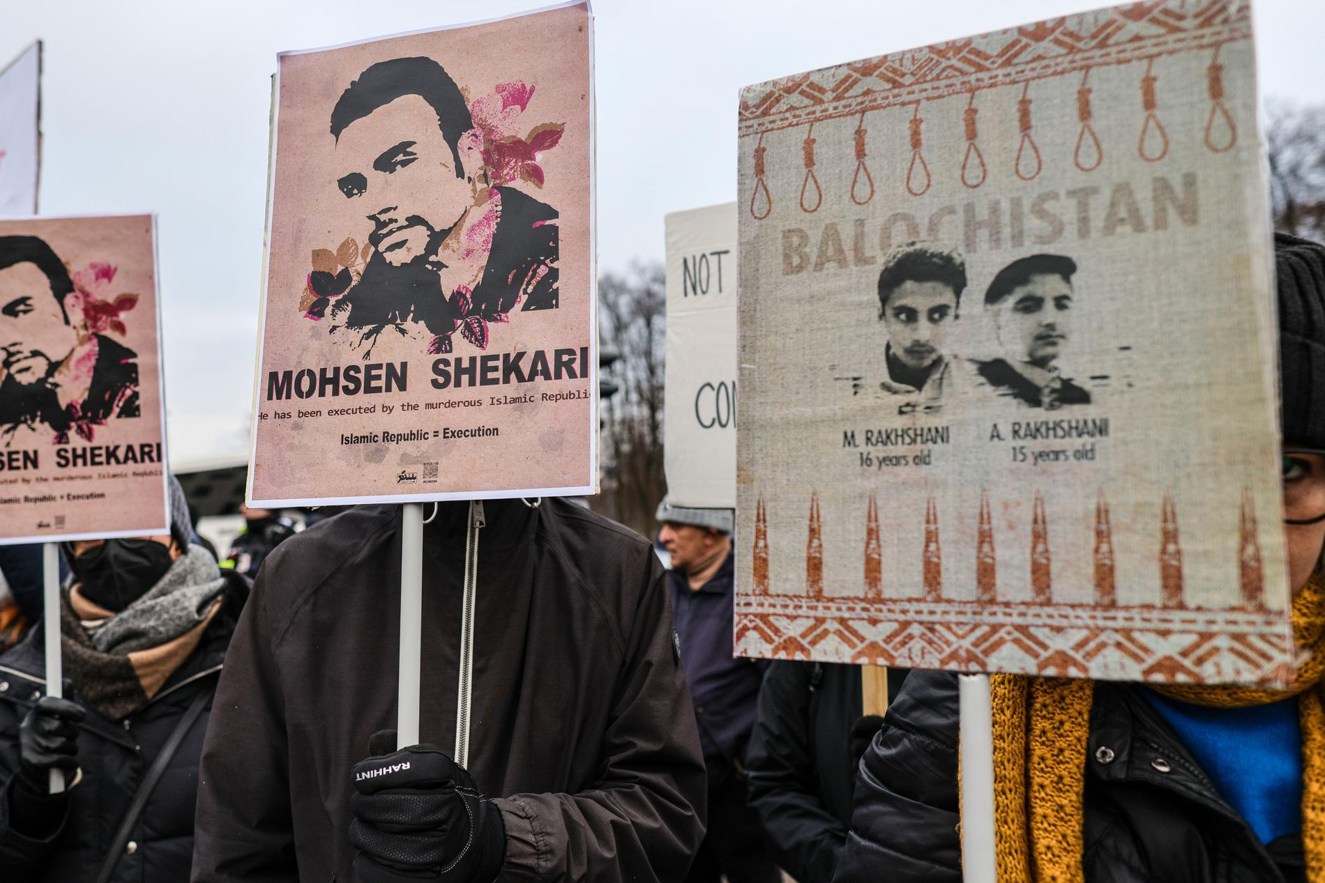 Protester i Berlin efter avrättningen av Mohsen Shekari i Iran.