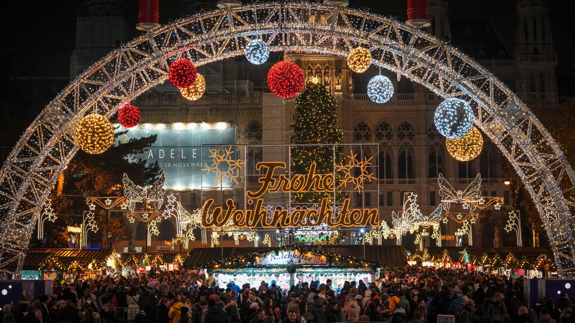 En välbesökt julmarknad i Wien, Österrike, under söndagen.
