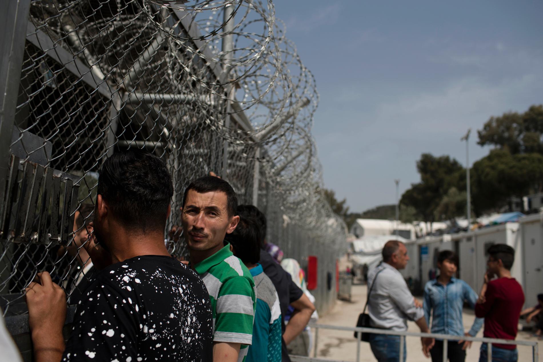 Migranter väntar på att få söka asyl vid ett center i flyktinglägret Moria på Lesbos i Grekland, maj 2018.