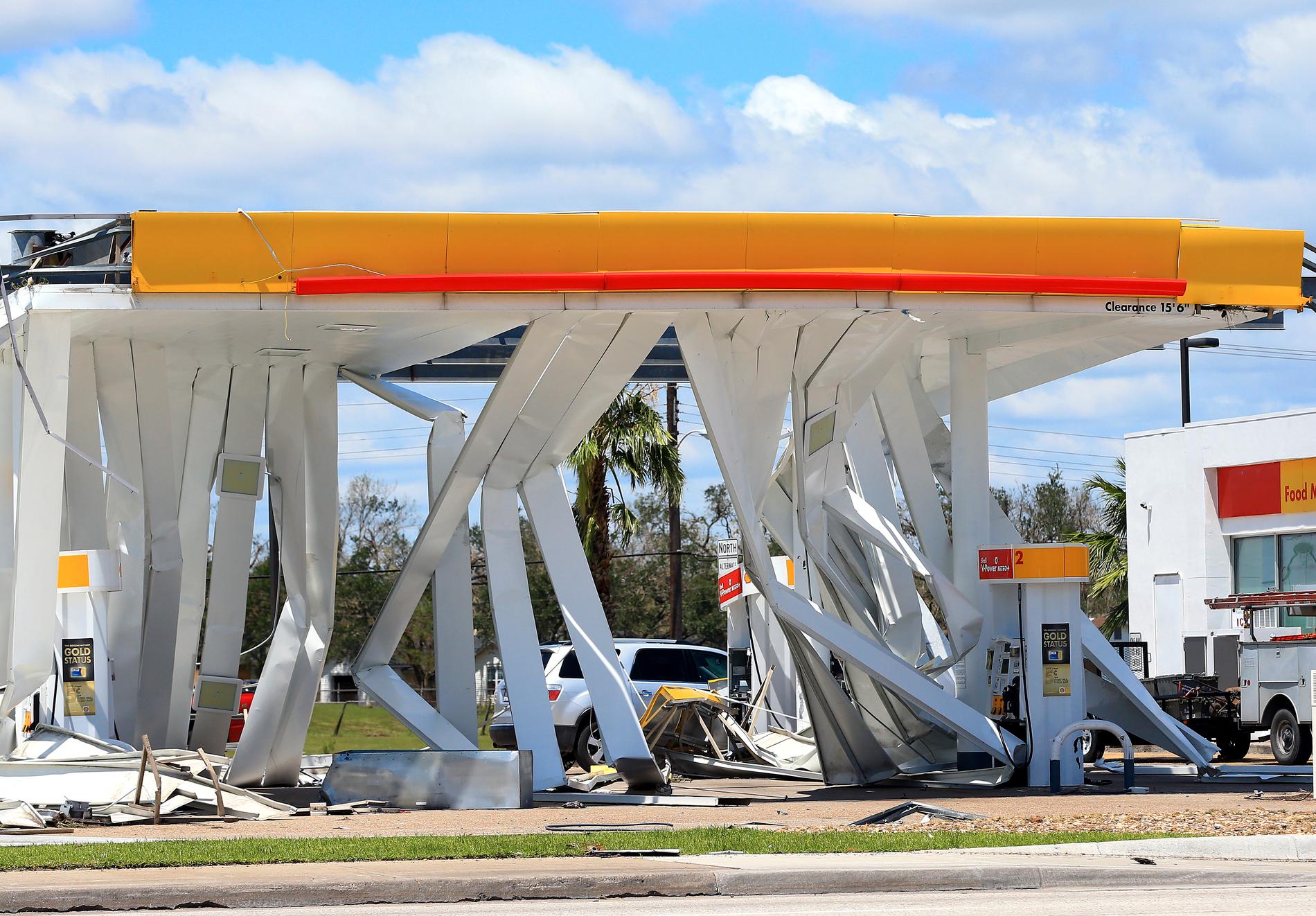 En bensinstation i Refugio, Texas, har slagits ut av monsterovädret Harvey.