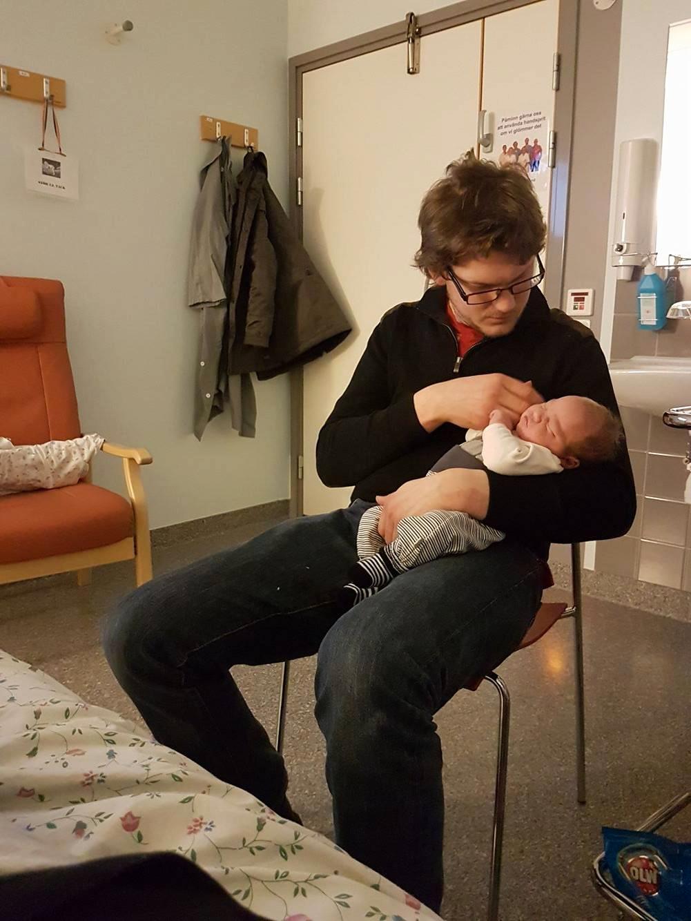 Fredrik Karlsson Wirén tillsammans med sin nyfödda dotter