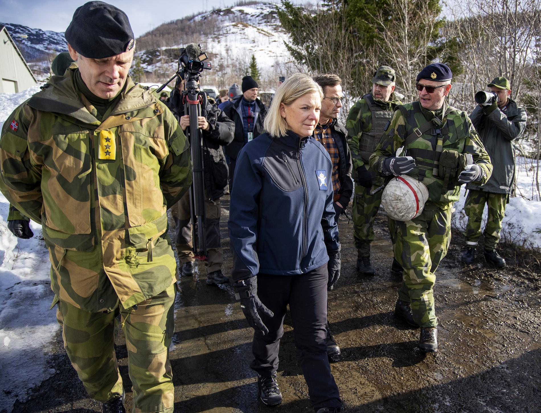 Statsminister Magdalena Andersson (S) och Moderaternas ledare Ulf Kristersson (M) besökte de svenska trupperna i den internationella militärövningen Cold Response 2022 utanför Narvik i nordnorge.
