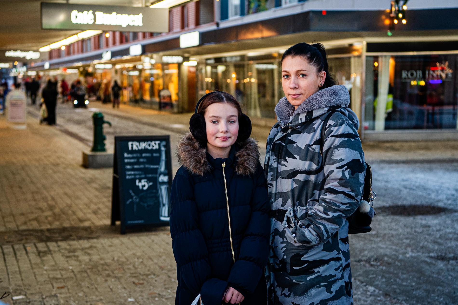 Karolina och dottern Natalia, 11, känner sig inte särskilt otrygga i Kallhäll: ”Men min kompis bor i Haninge och där händer det att man rånar småbarn på jackor och mobiler, jag vill inte ha sånt här”, säger Karolina. 