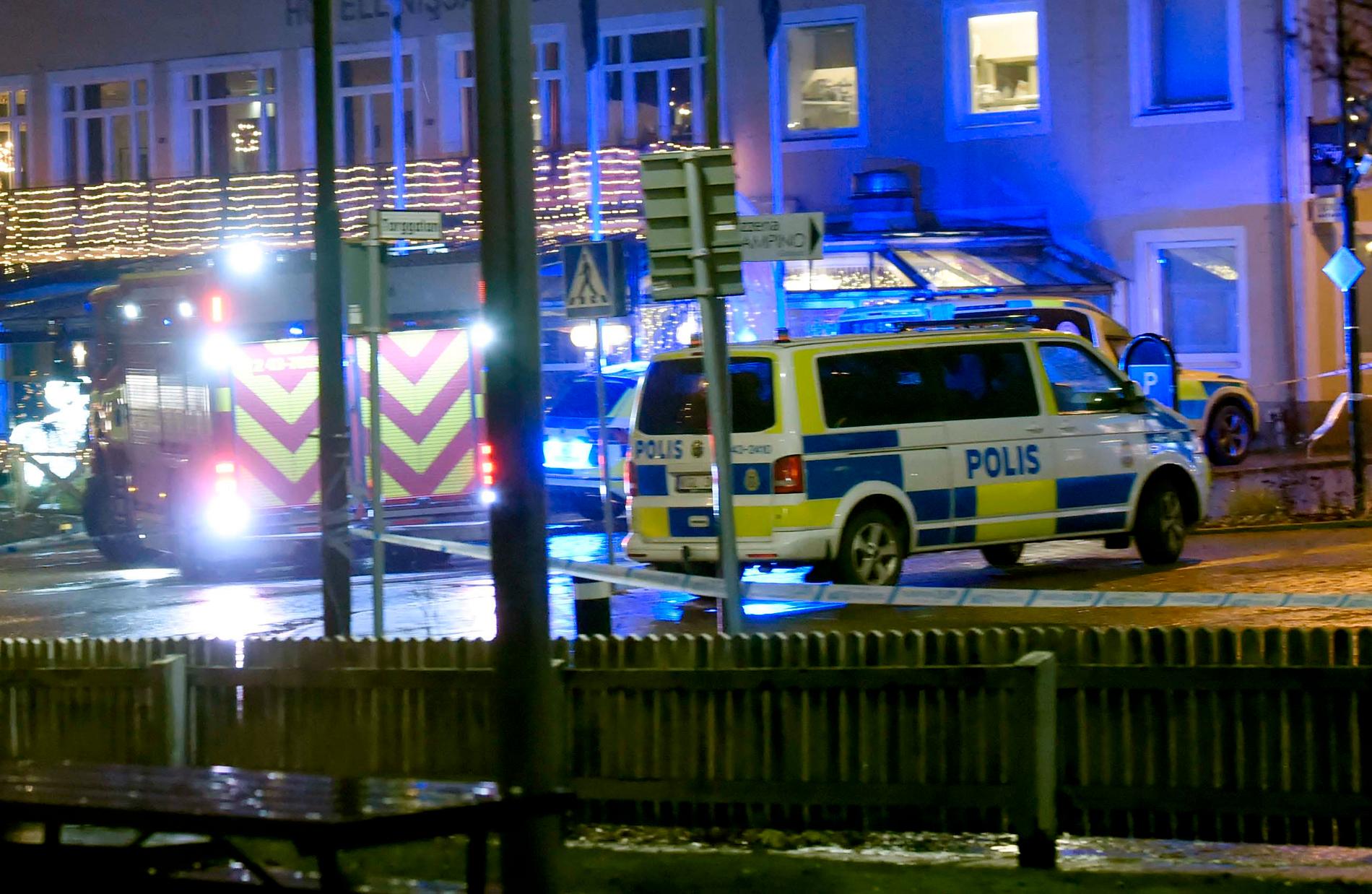 Bilder från polisinsatsen vid restaurangen, kvällen då Kjäll mördades.