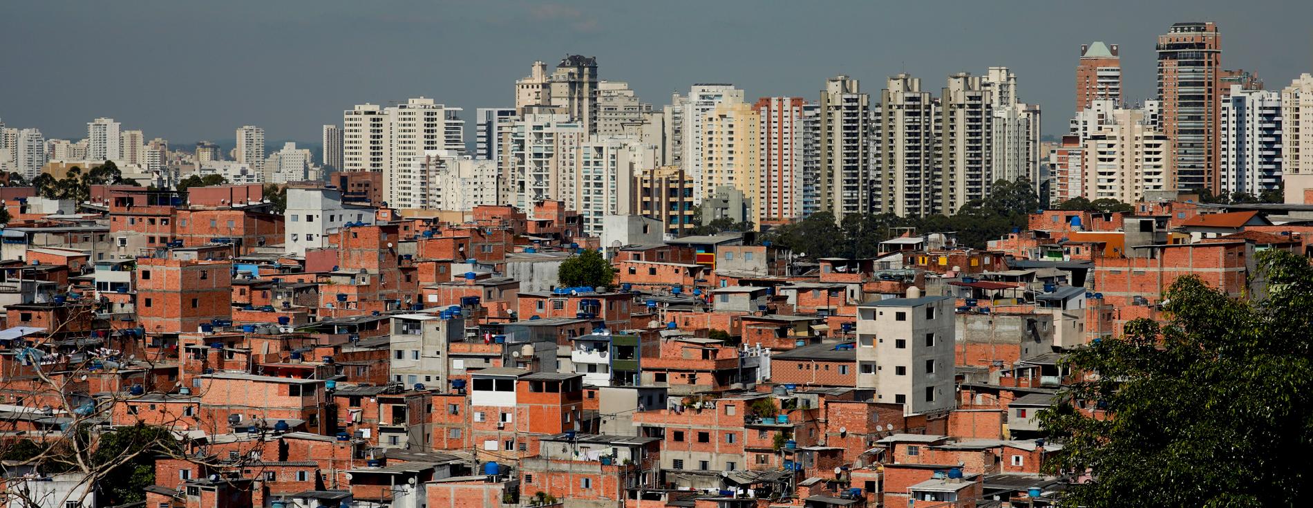 Nio personer trampades ihjäl vid kalabalik i São Paulo-favelan Paraisópolis, som syns i förgrunden på bilden. Arkivbild.