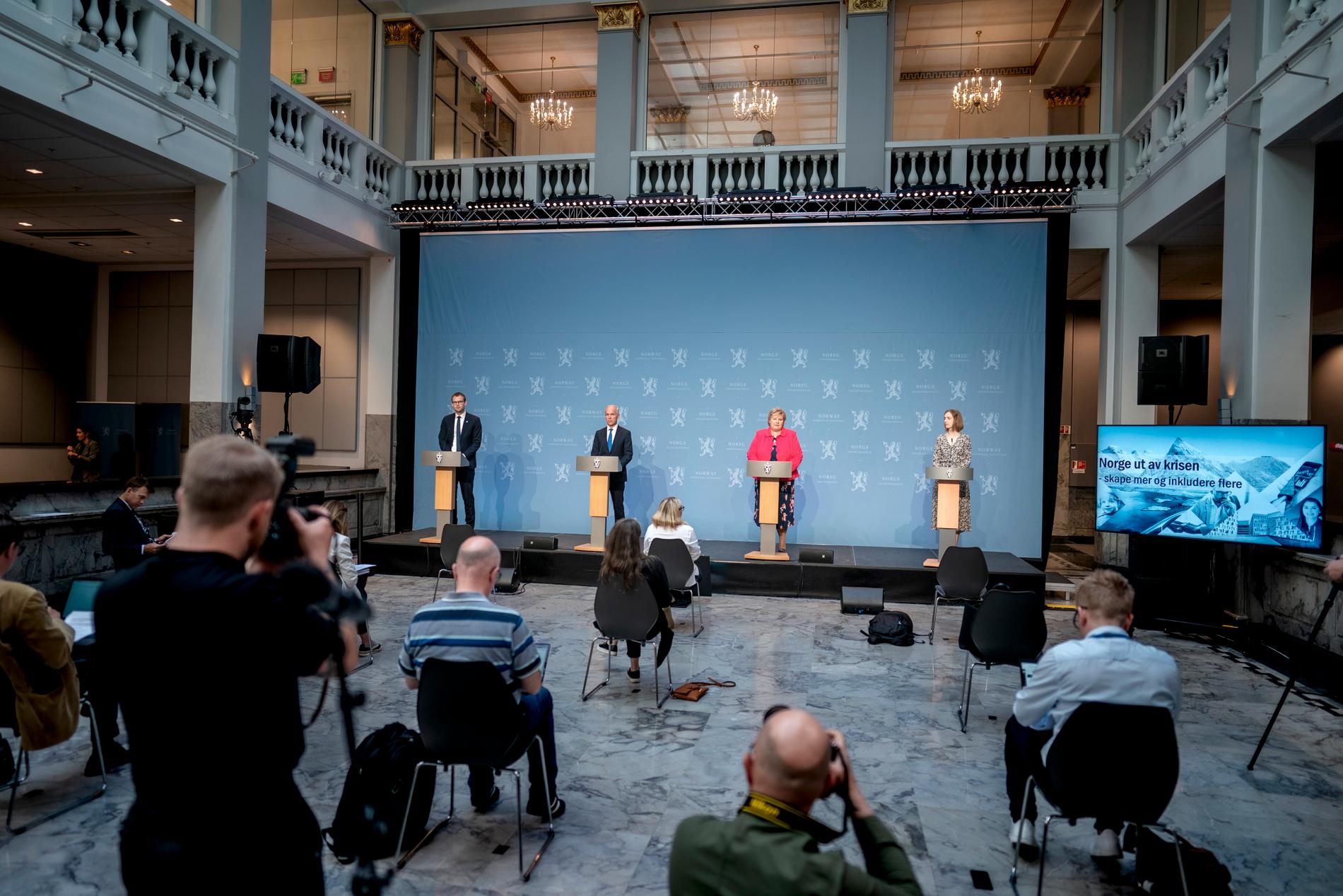 "Paketets syfte är att få fart den norska ekonomin och hjälpa oss ut ur coronakrisen”, säger statsminister Erna Solberg (i mitten) vid en presskonferens i Oslo.