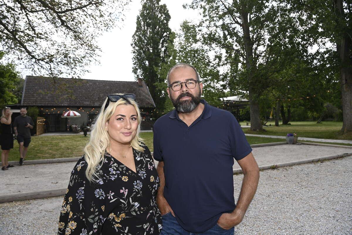 Aftonbladet nöjesreporter Natalie Demirian och fotograf Björn Lindahl på plats på Grå Gåsen, Gotland.