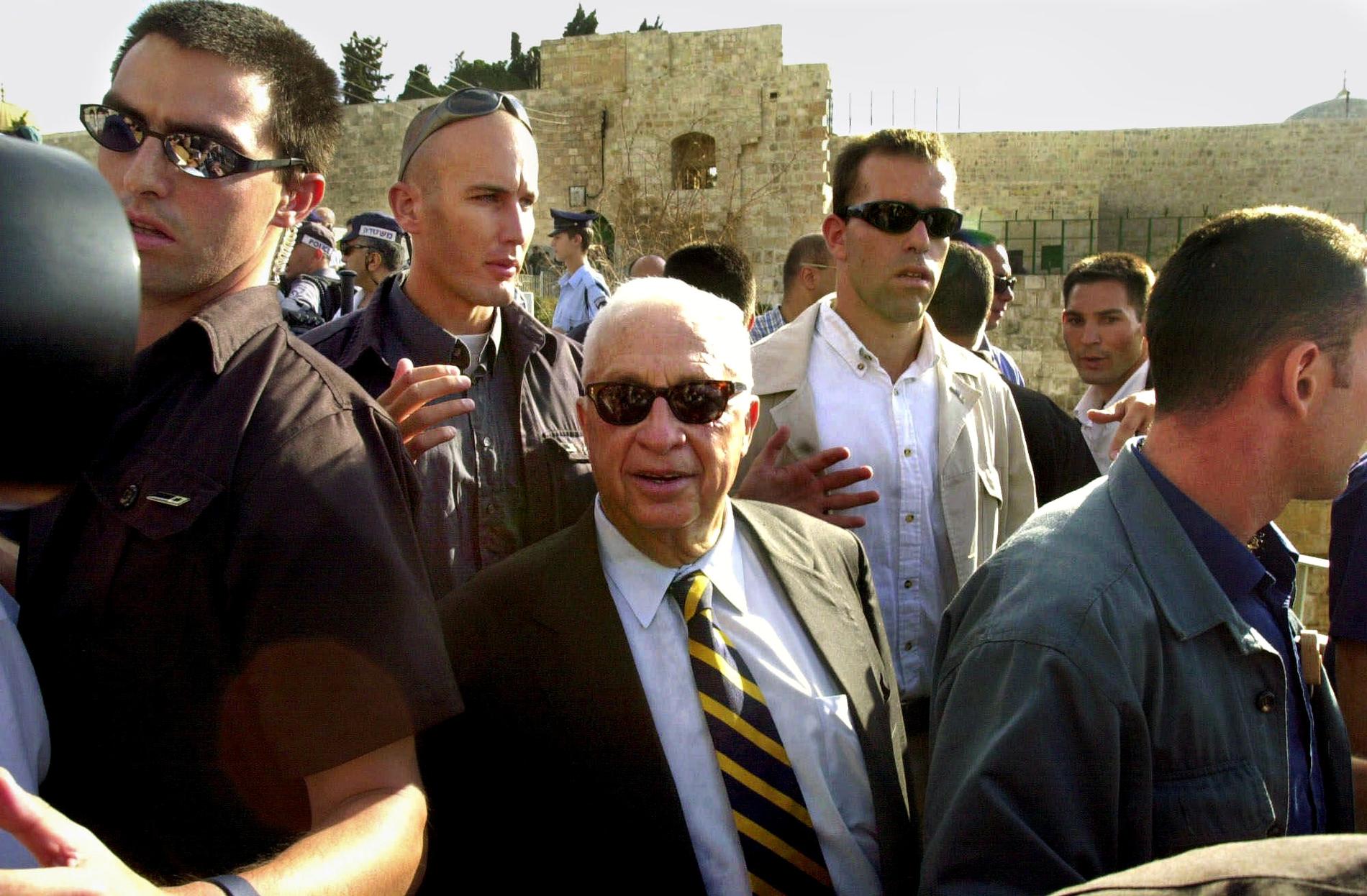 Israeliska ministern Ariel Sharon besöker Tempelberget – vilket blir starten på ett nytt våldsamt uppror.