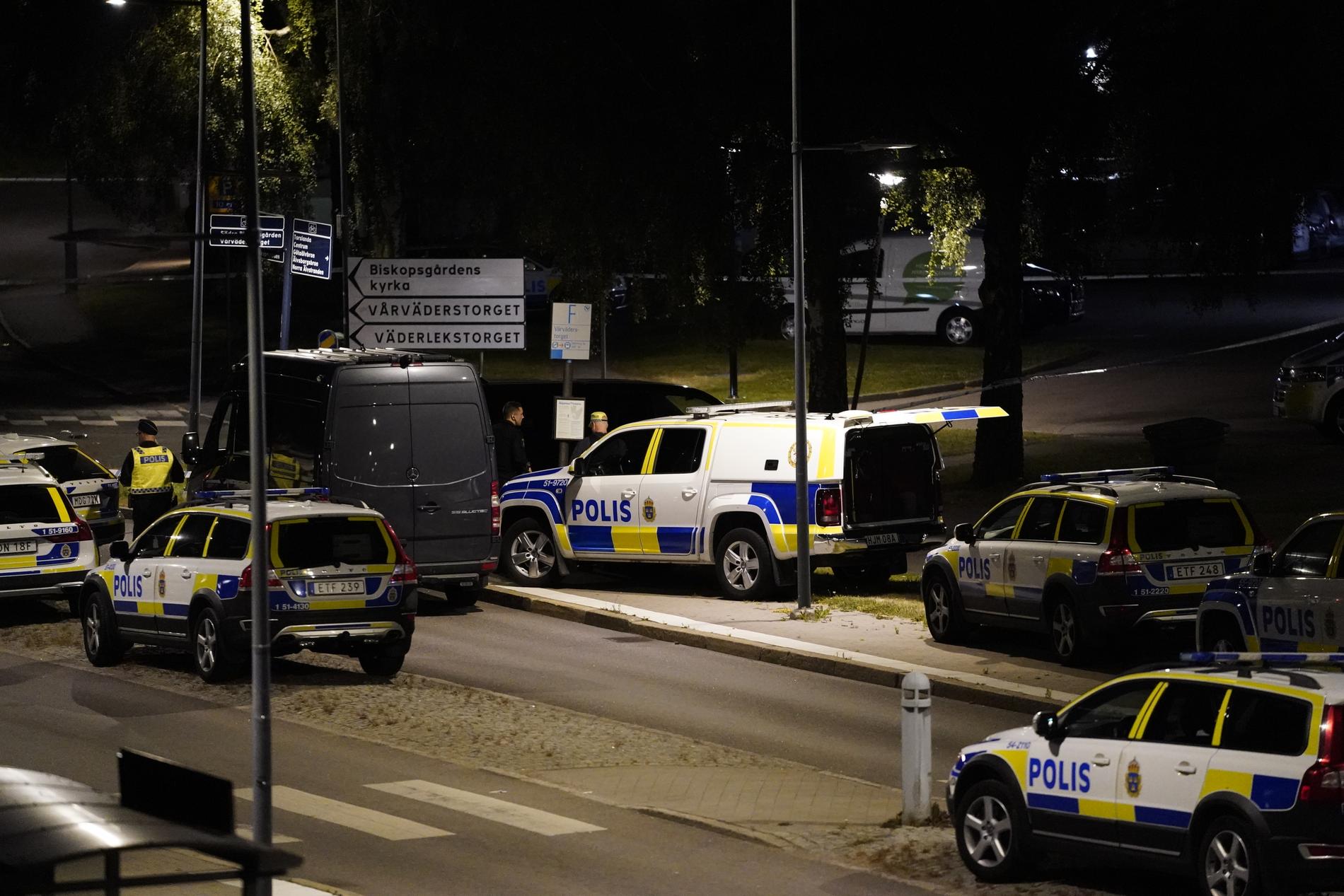 En polis har dödats vid en skottlossning i Biskopsgården på Hisingen i Göteborg.
