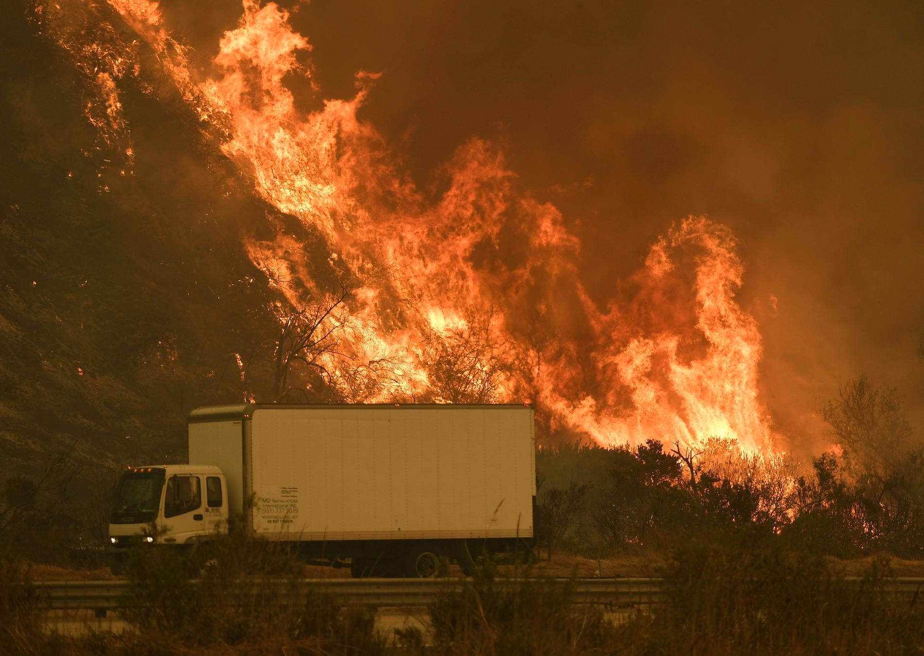 Elden hotar trafiken längs Highway 101 nära Ventura.