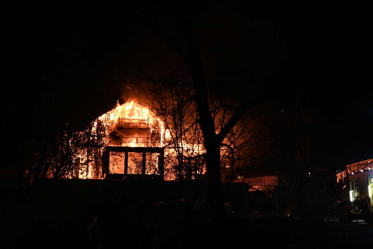 En massiv brand rasar i en stor villa i närheten av Drottningholms slott på Ekerö.