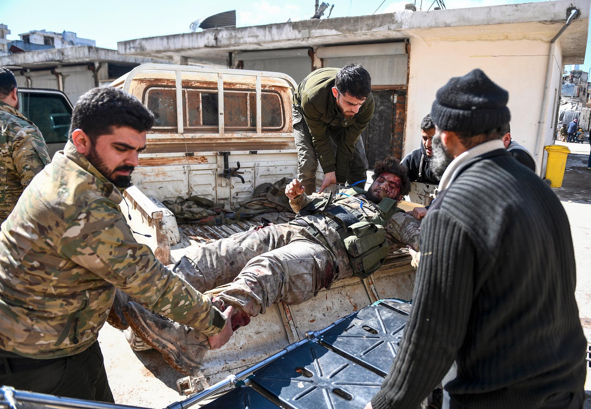 Turkiet-stödda styrkor tar hand om sina sårade i Sarmin i nordvästra Syrien. Bild från den gångna helgen.