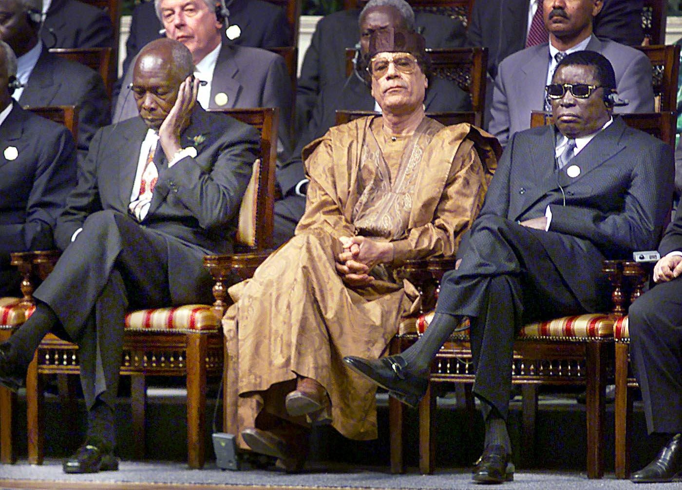 Gaddafi på toppmöte 2001 i Kairo, där statsöverhuvuden från 15 Eu-länder och minst 20 afrikanska ledare träffades. Gaddafi uppvaktade ofta stater runt om i Afrika och framställde sig som språkrör för afrikanska intressen. Gaddafi sitter här tillsammans med Daniel Arao Moi, Kenya, och Gnassingbe Eyadema från Togo.