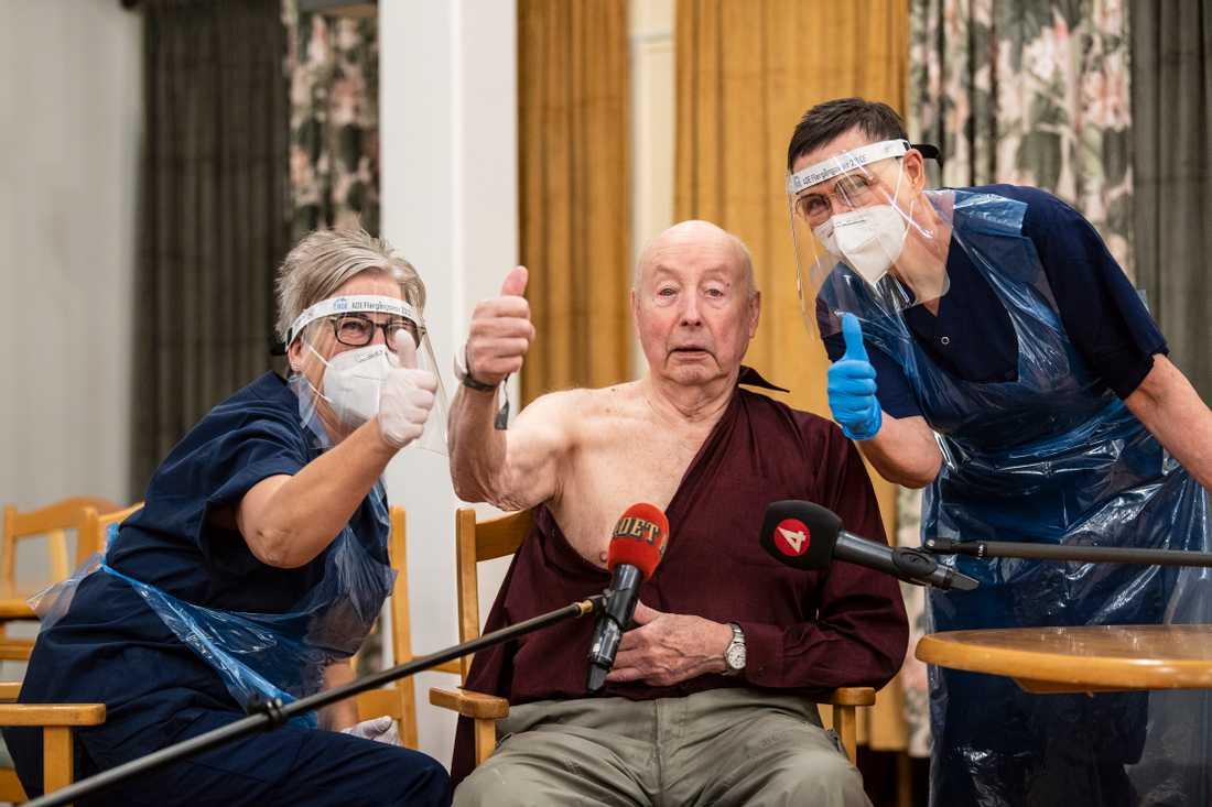Börje Gren, 91 år på Karlslunds äldreboende i Bollnäs får vaccin mot covid-19 den 27 december 2020.