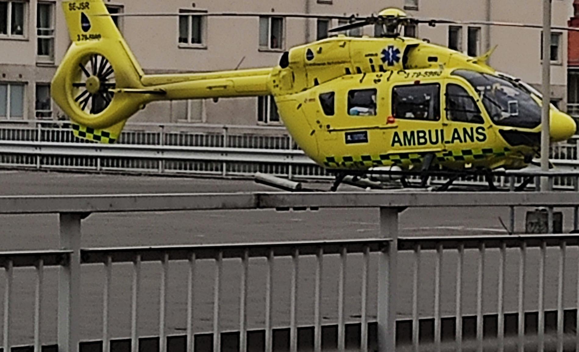 Tioåringen fördes med ambulanshelikopter till sjukhus.