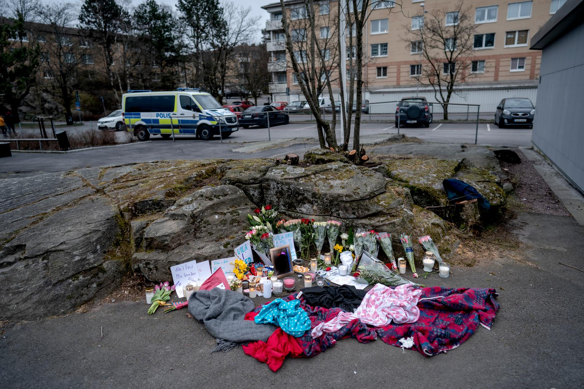 Blommor och ljus på skolgården i stadsdelen Kortedala i Göteborg, när beskedet kommit om att den knivskurne pojken avlidit. Arkivbild.