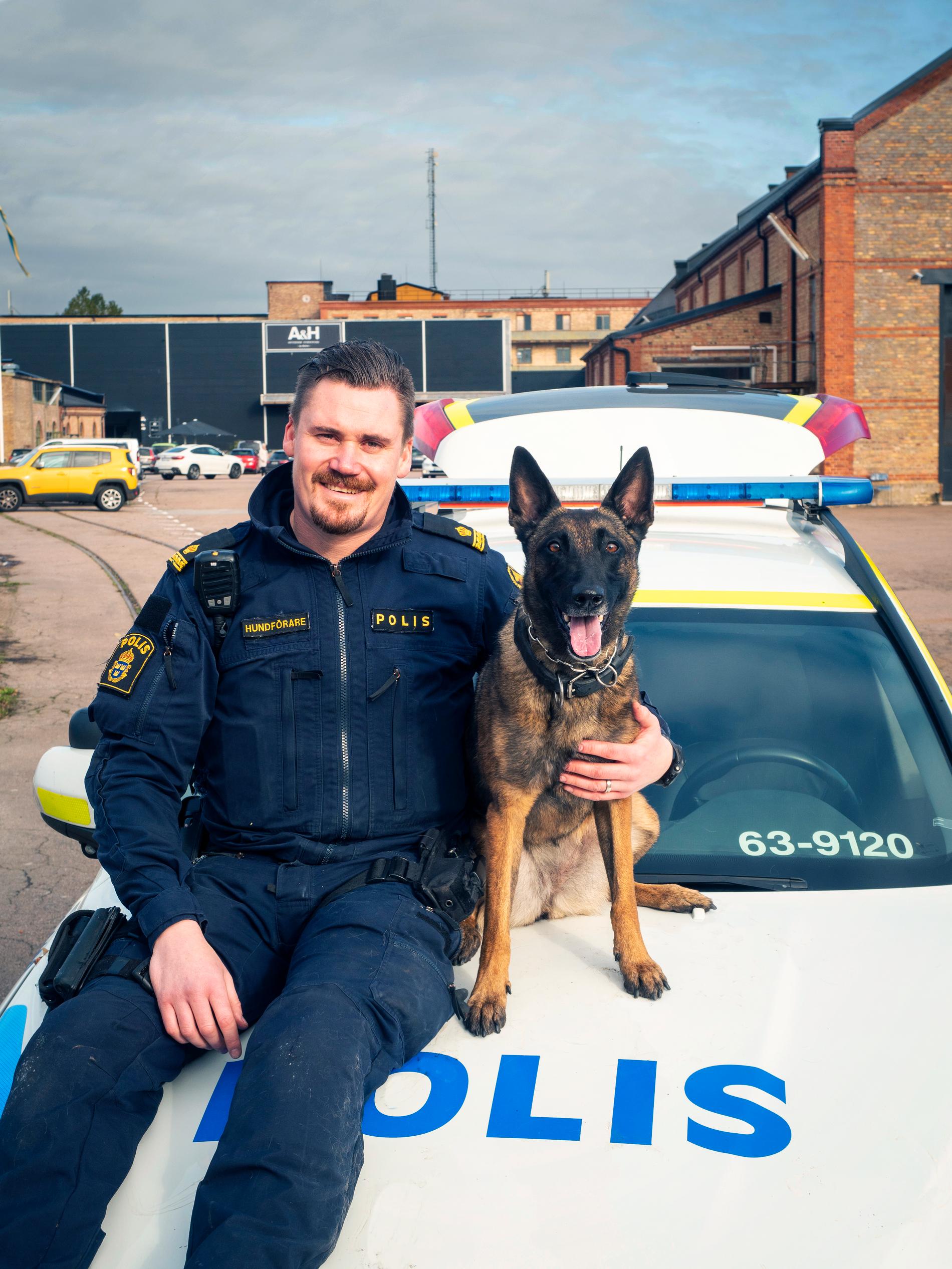 Tobias Hjalmarsson och årets polishund Bella.