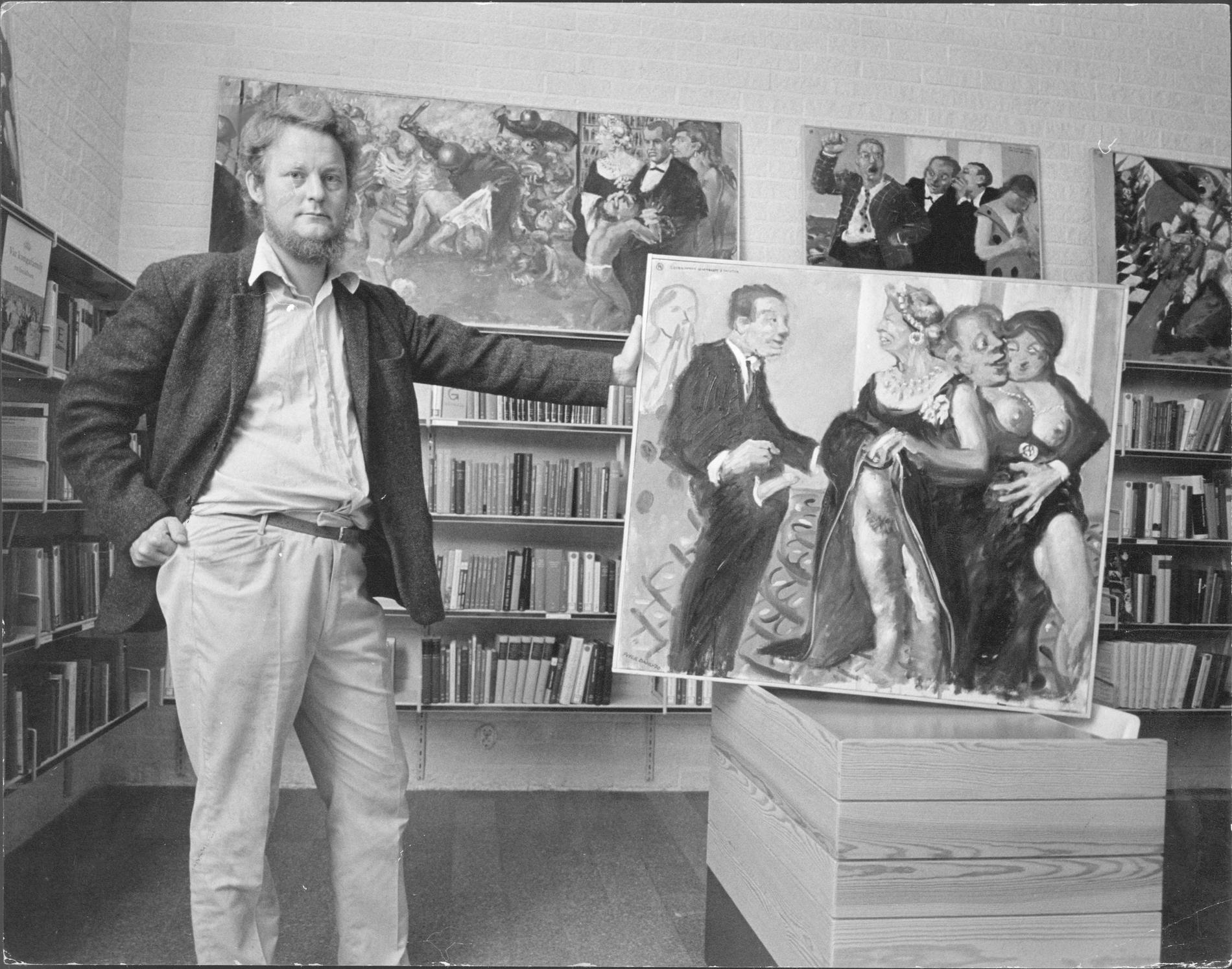 Peter Dahl framför målningen ”Liberalismens genombrott i societeten” som orsakade den så kallade ”Sibyllaskandalen” 1971.