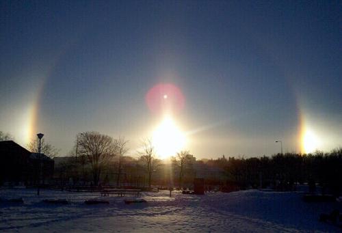 "Tre solar" Väderfenomenet halo observerades i Tumba i december 2010.
– Det var som en ring runt solen, ungefär som en regnbåge, berättade förskolläraren Anette Wirenfalk då för Aftonbladet.