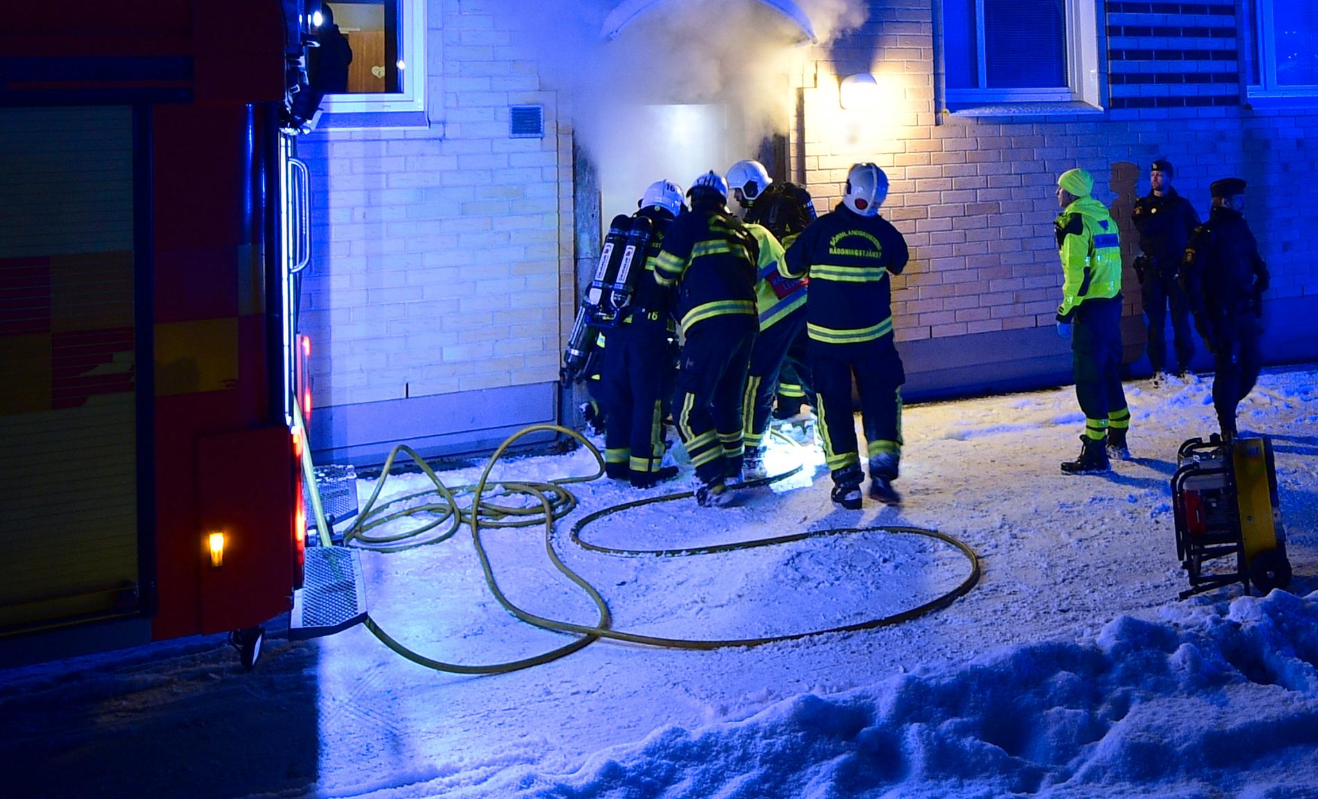Explosion hördes innan brand - en person  död i Nyköping.