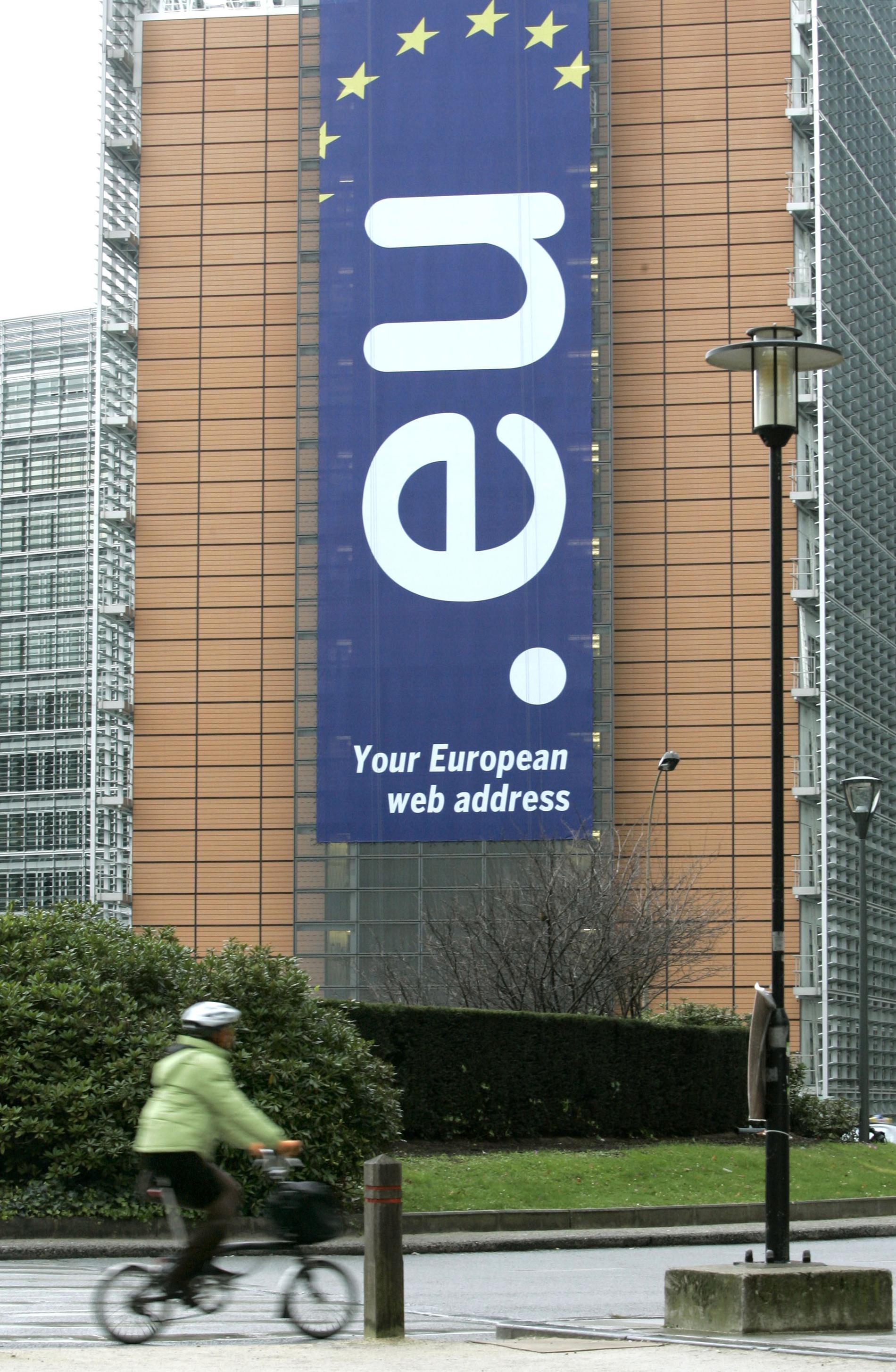 EU-kommissionens högkvarter med en banderoll som gör reklam för toppdomänen.eu 2005, då den började säljas. Arkivbild.