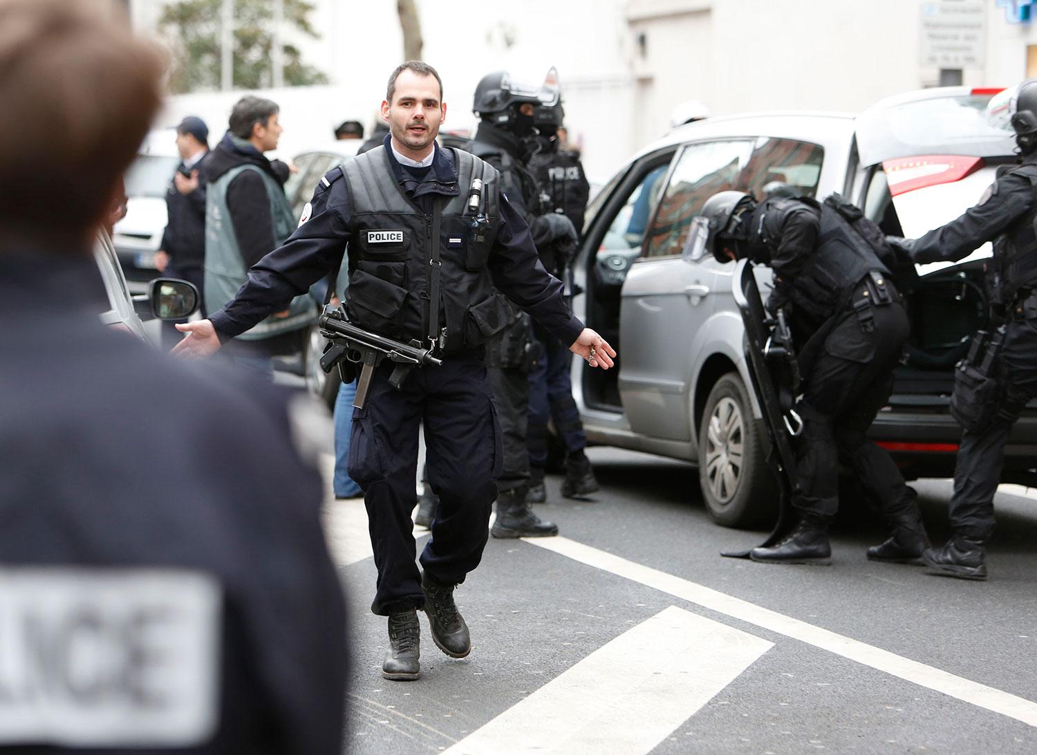 Ett stort polisuppbåd finns på platsen där den kvinnliga polisen sköts ihjäl i Paris, dagen efter terrorattacken.