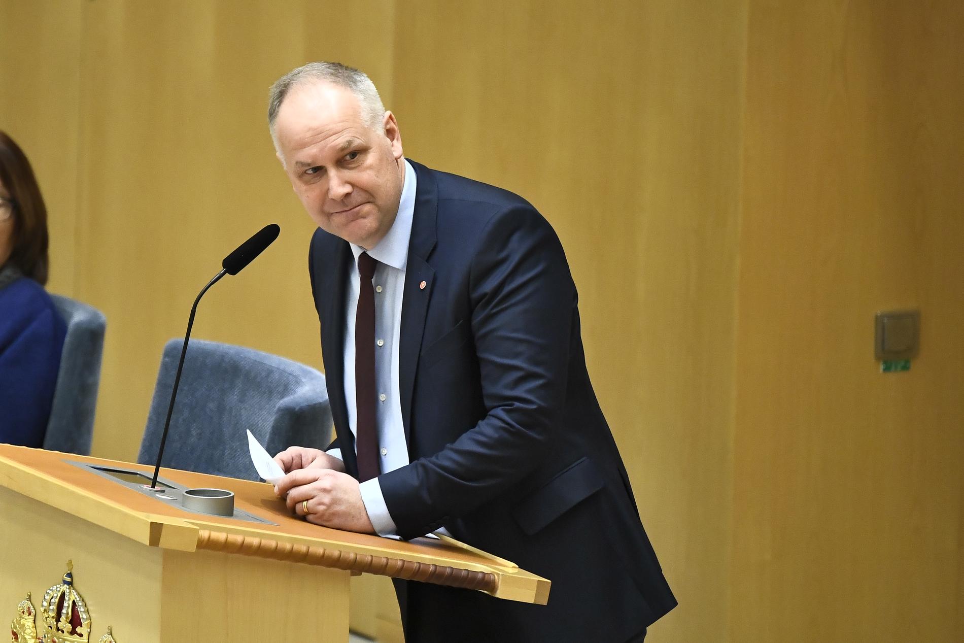 Vänsterpartiets partiledare Jonas Sjöstedt sträcker ut en hand till M och KD om att stoppa en höjning av EU-avgiften.