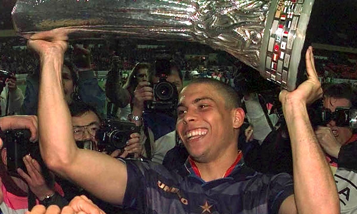 Ronaldo med Uefacupbucklan efter Inters seger mot Lazio. Matchen den 6 maj 1998 slutade 3-0 till Milanoklubben.