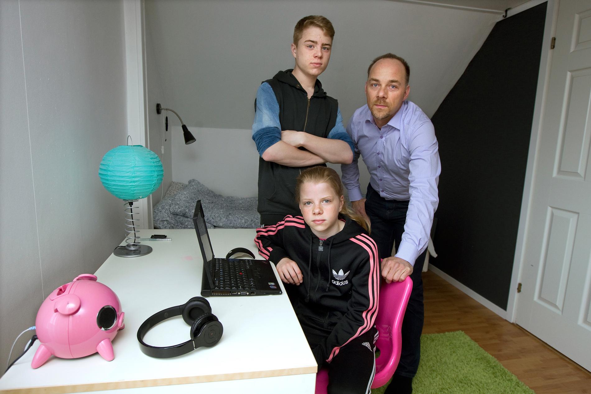 Marcus Larsson, 17, tillsammans med sin pappa Johan och lillasyster Madeleine, 12, som utsattes för sexuella kränkningar på nätet.