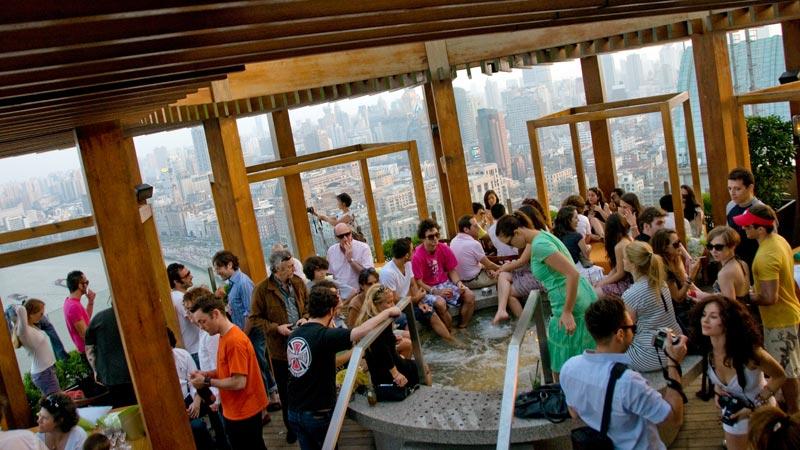 Trötta shoppingfötter kan du vila på Hyatts takterrass, som kombinerar magnifik utsikt med skönt fotbad.