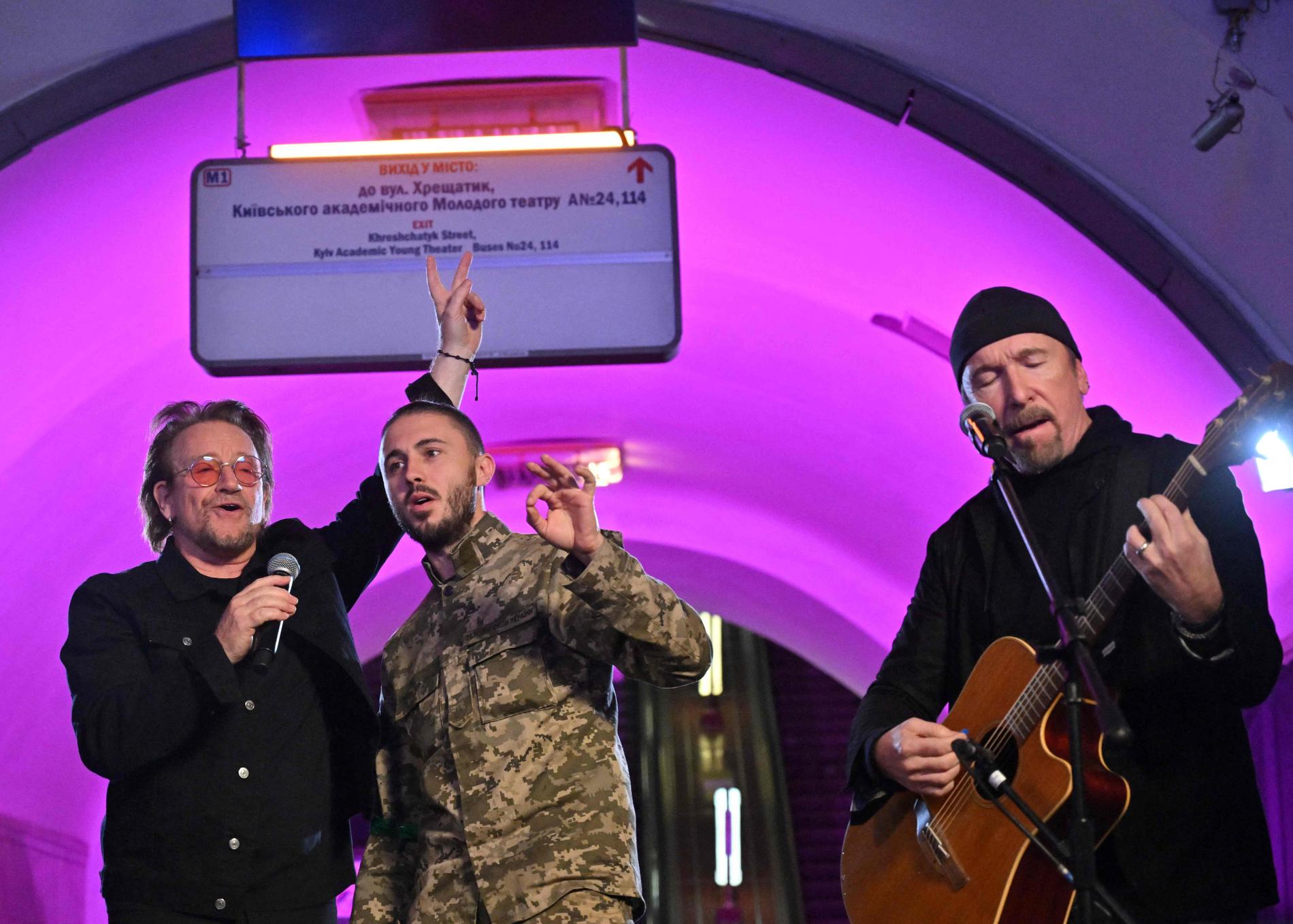 Bono och The Edge spelade i Kievs tunnelbana på söndagen.