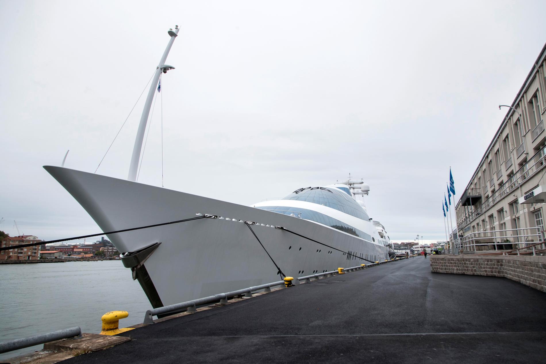 YAS byggdes till en början som ett nederländskt örlogsfartyg men ett varv i Abu Dhabi byggde om den till en lyxyacht. Nu på besök vid Amerikaskjulet i Göteborgs hamn.