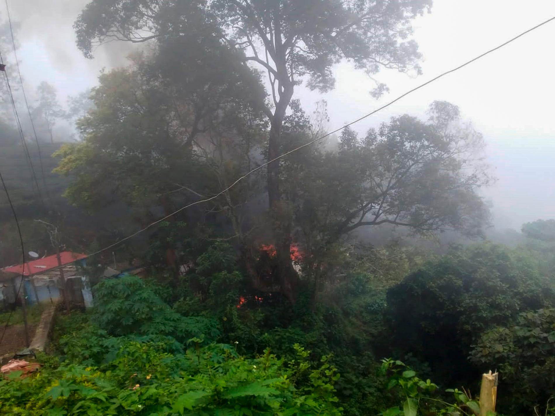 Rök mellan träden efter kraschen nära Coonoor.