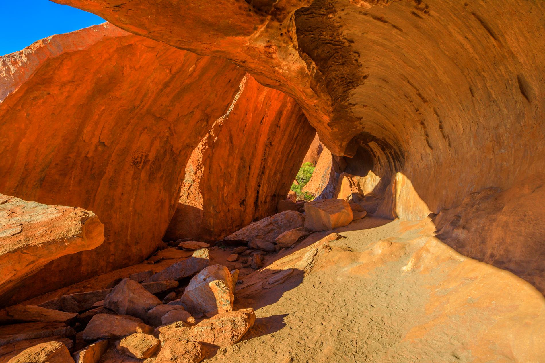 I naturreservatet runt Uluru finns det flera grottor att upptäcka. 