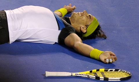 Direkt efter matchbollen föll Rafael Nadal platt på marken – som den förste spanjoren att vinna Australian Open.