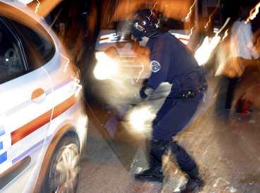 KRIGET TRAPPAS UPP I Parisförorten Grigny kastade ungdomar brandbomber mot kravallpoliserna i natt. Tio poliser skadades. Men kravallerna nådde ända in till Triumfbågen i centrala Paris, där en svensk familj blev vittne till våldet.