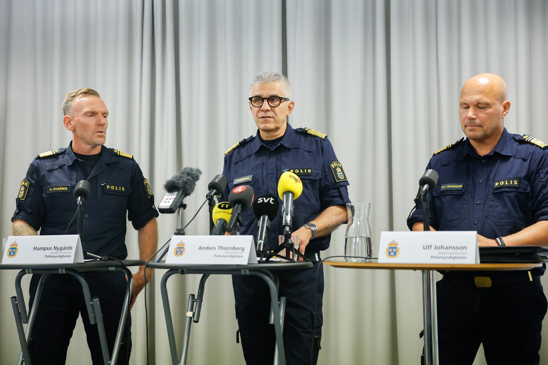 Noas biträdande chef Hampus Nygårds, rikspolischef Anders Thornberg och regionpolischef Ulf Johansson från region Mitt håller en pressträff under onsdagen.