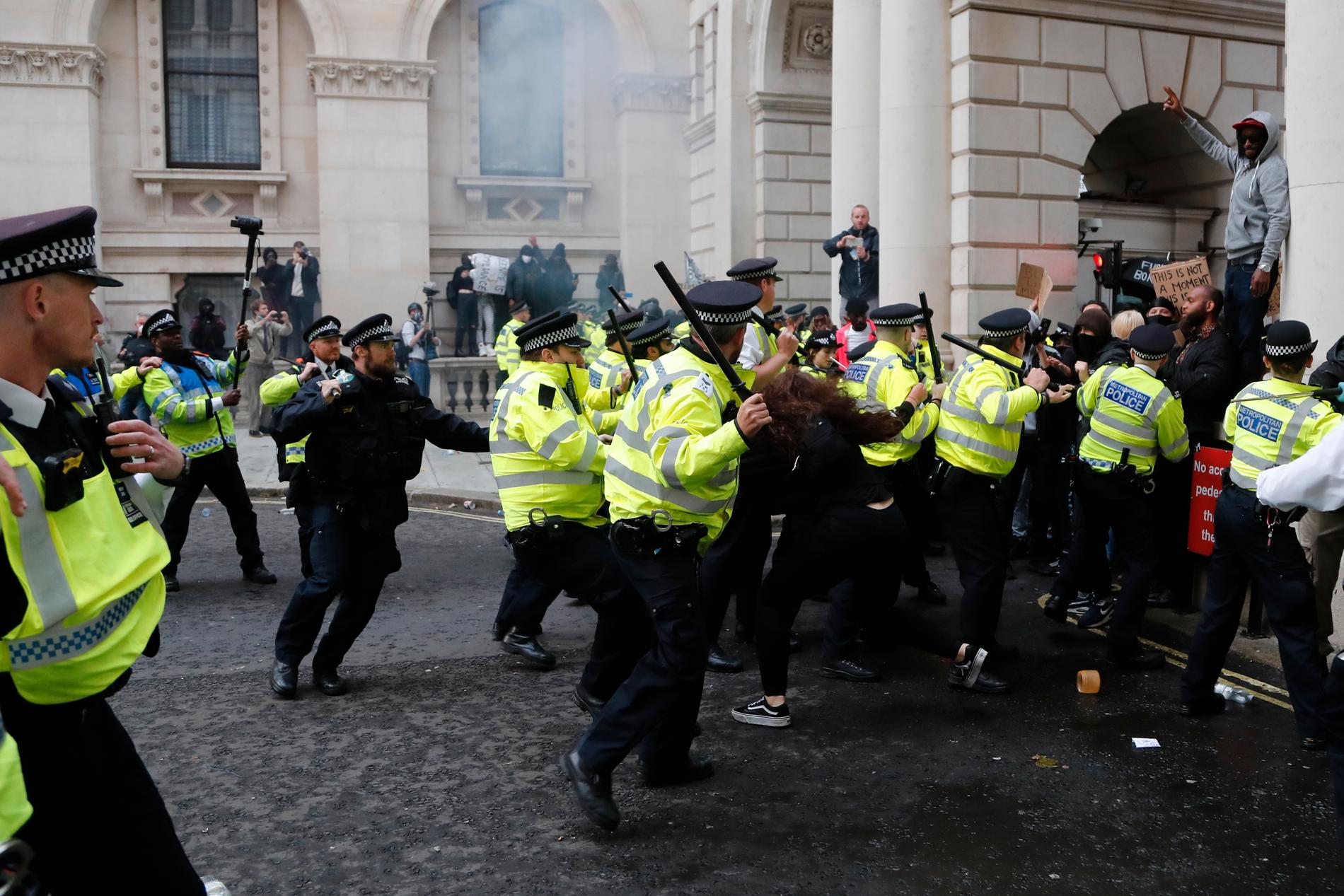 Polis och demonstranter drabbar samman i London på söndagen.