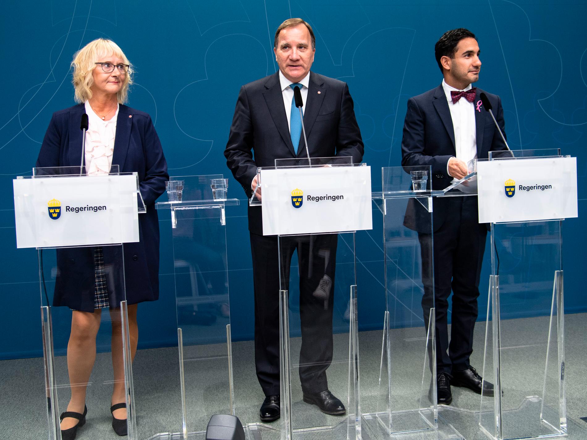 Lena Micko, ny civilminister, statsminister Stefan Löfven och Ardalan Shekarabi, ny socialförsäkringsminister.