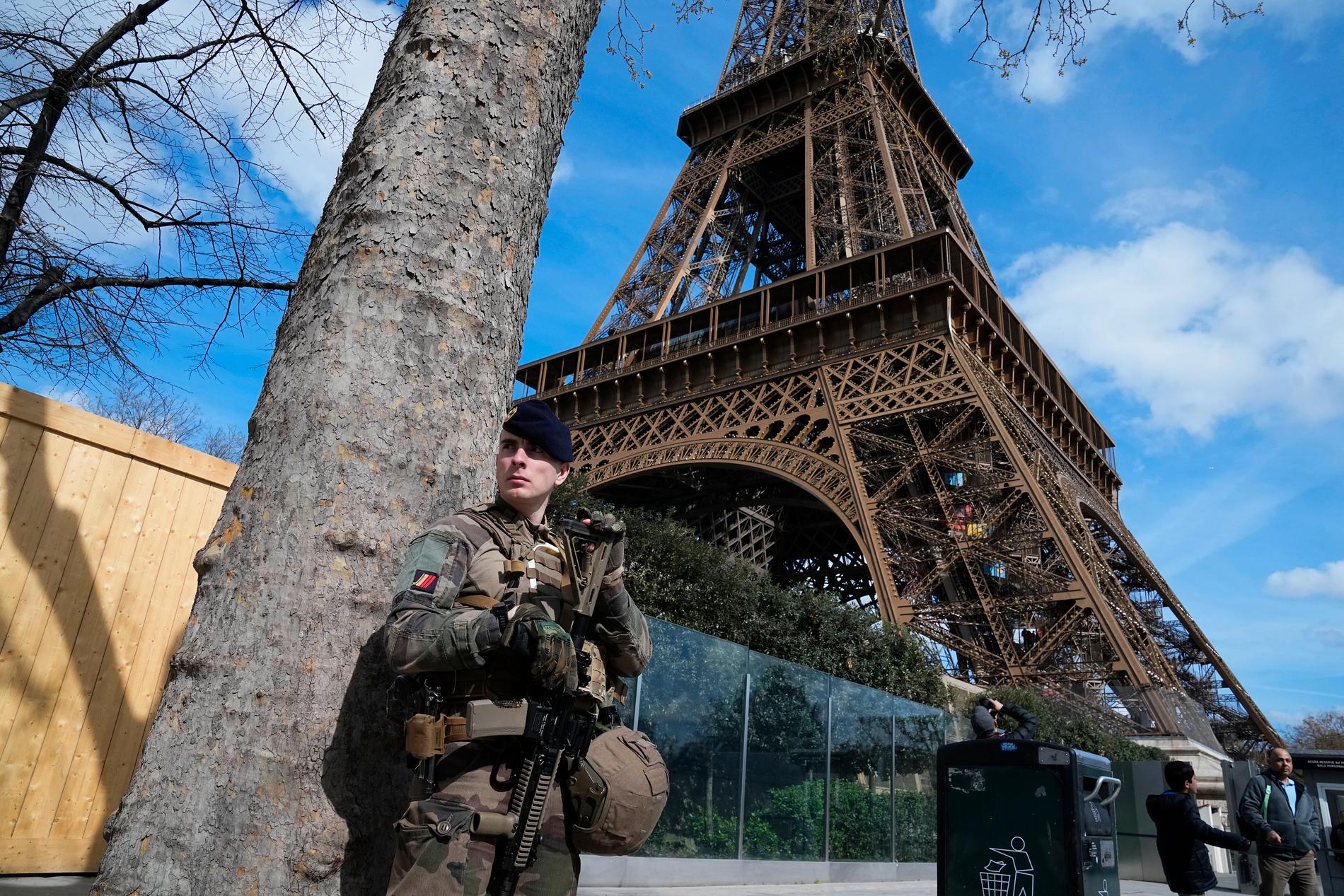 En fransk soldat vid Eiffeltornet i Paris.