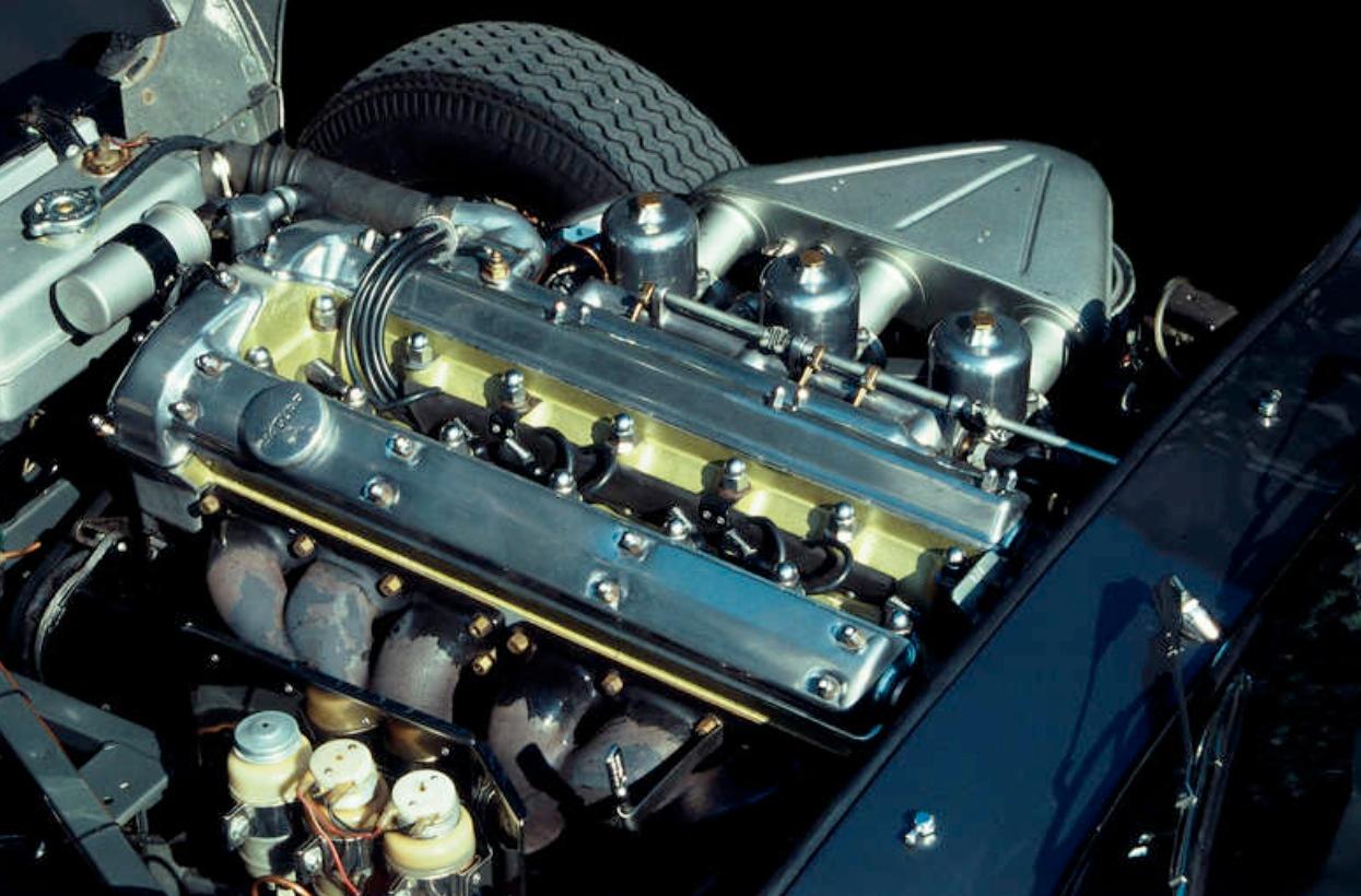 Skönheten i motorrummet på en Jaguar E-type beror lika mycket på de blanka ventilkåpor na som de tre stora SU-förgasarna. Rätt justerade är SU världens pålitligaste förgasare. De har bara ett munst ycke och det är så stort att det aldrig täpper sig. De som påstår att SU-förgasare måstejusteras ideligen har inte förstått att man först måste renovera gamla grejer – och därefter justera dem.