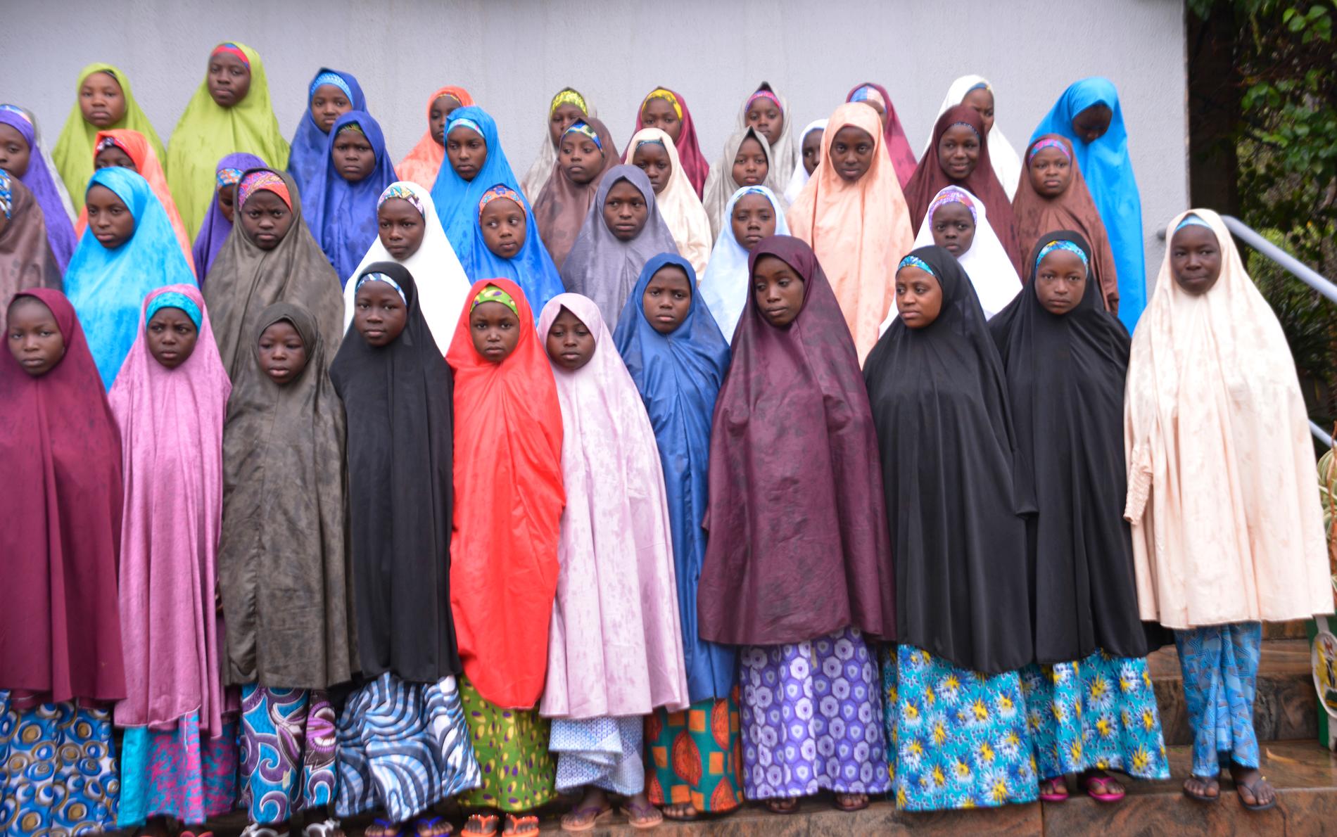 En grupp flickor som kidnappats av Boko Haram från en skola i staden Dapchi, nära gränsen mot Niger, fotograferas efter att de släppts den 23 mars 2018.