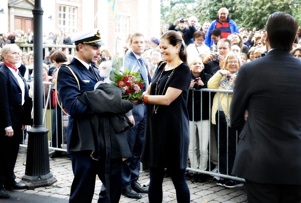 EN ÖVERSTE I FLYGVAPNET När kronprinsessan Victoria och prins Daniel i går besökte Åbo hade de som vanligt en adjutant vid sin sida. Den här månaden är det Stefan Wilson som tjänstgör. Han är tidigare chef för Libyeninsatsen och arbetar till vardags som överste i flygvapnet – med en månadslön på över 60 000 kronor. I går fick han ta hand om kronprinsparets presenter och blommor.