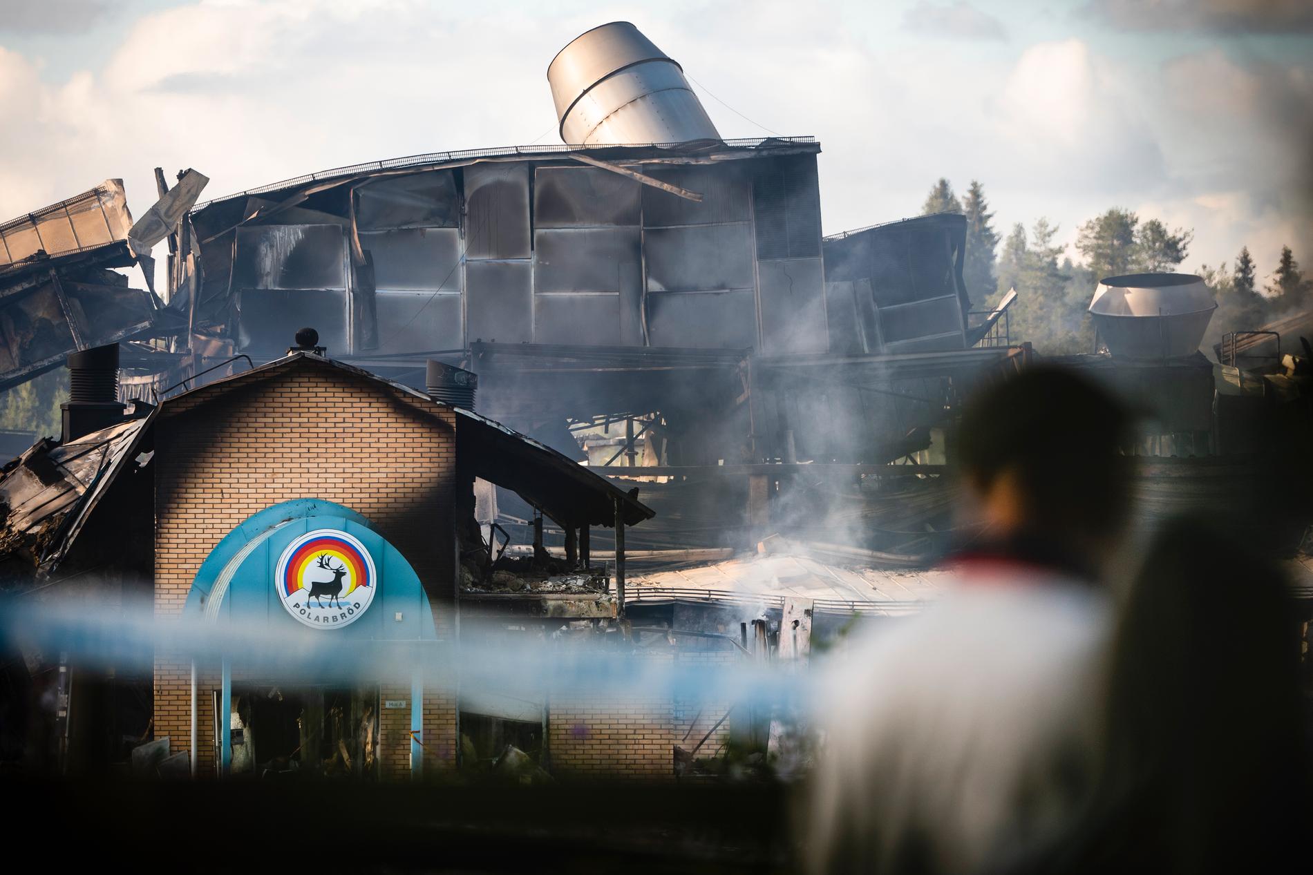 Bara skylten kvar. Polarbröds bageri i Älvsbyn har totalförstörts av branden.