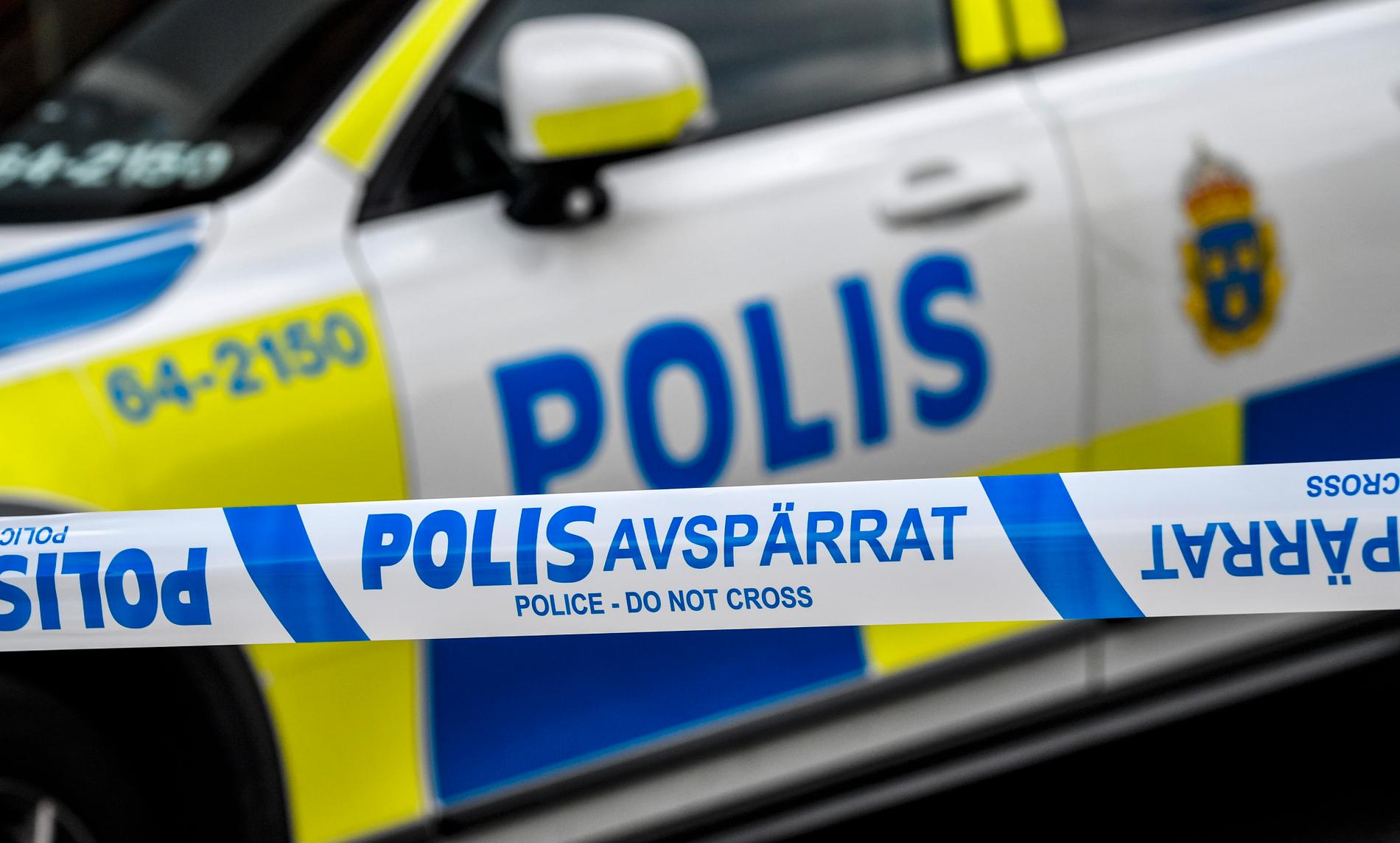 En kvinna som hittats skadad i närheten av Skansen fördes till sjukhus av polisen. Arkivbild.