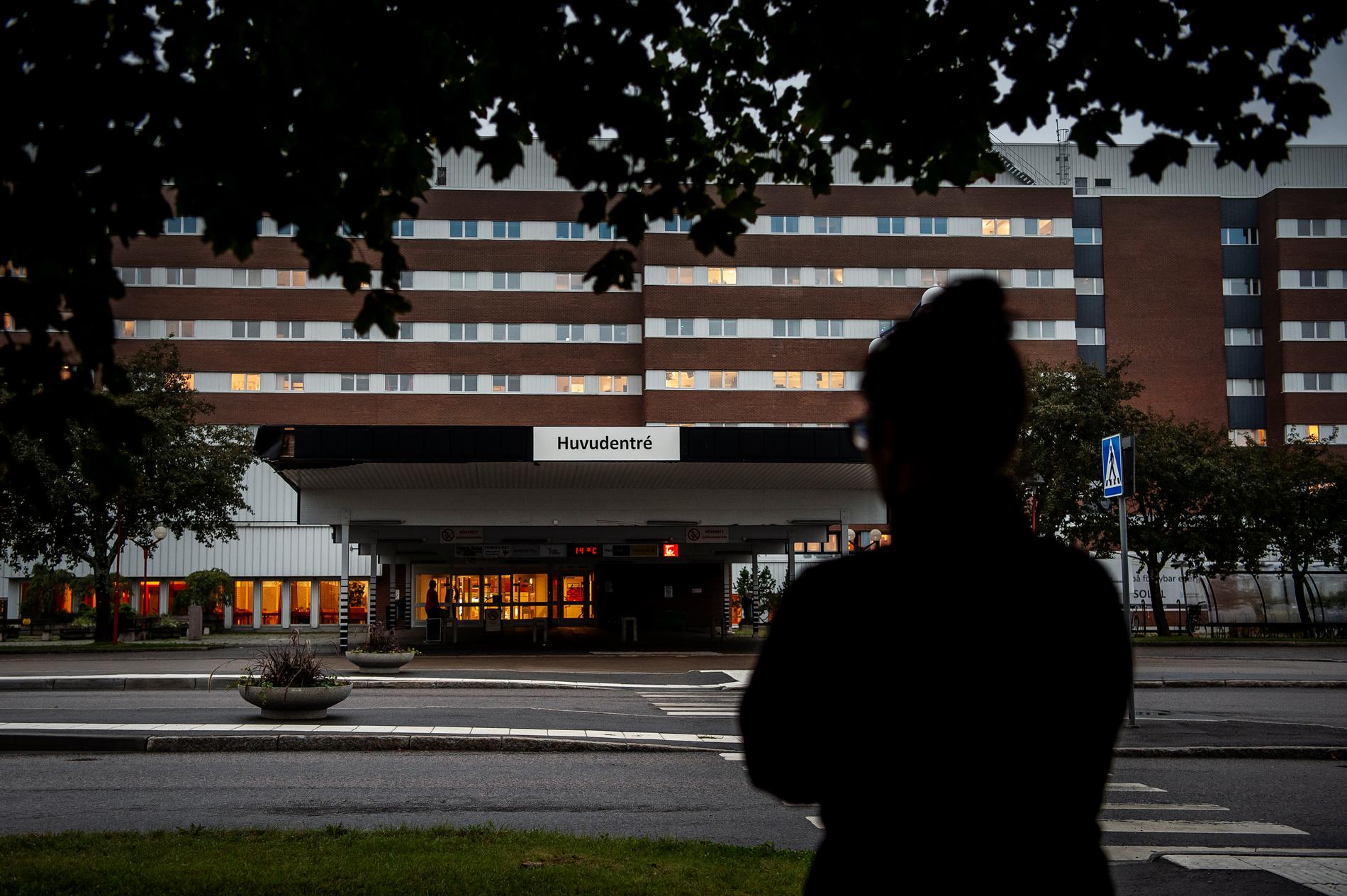 ” Jag har frågat min son rakt ut om det var ett chicken race, och han sade nej”, säger mamman till den 18-årige föraren, som vårdas på Sundsvalls sjukhus.