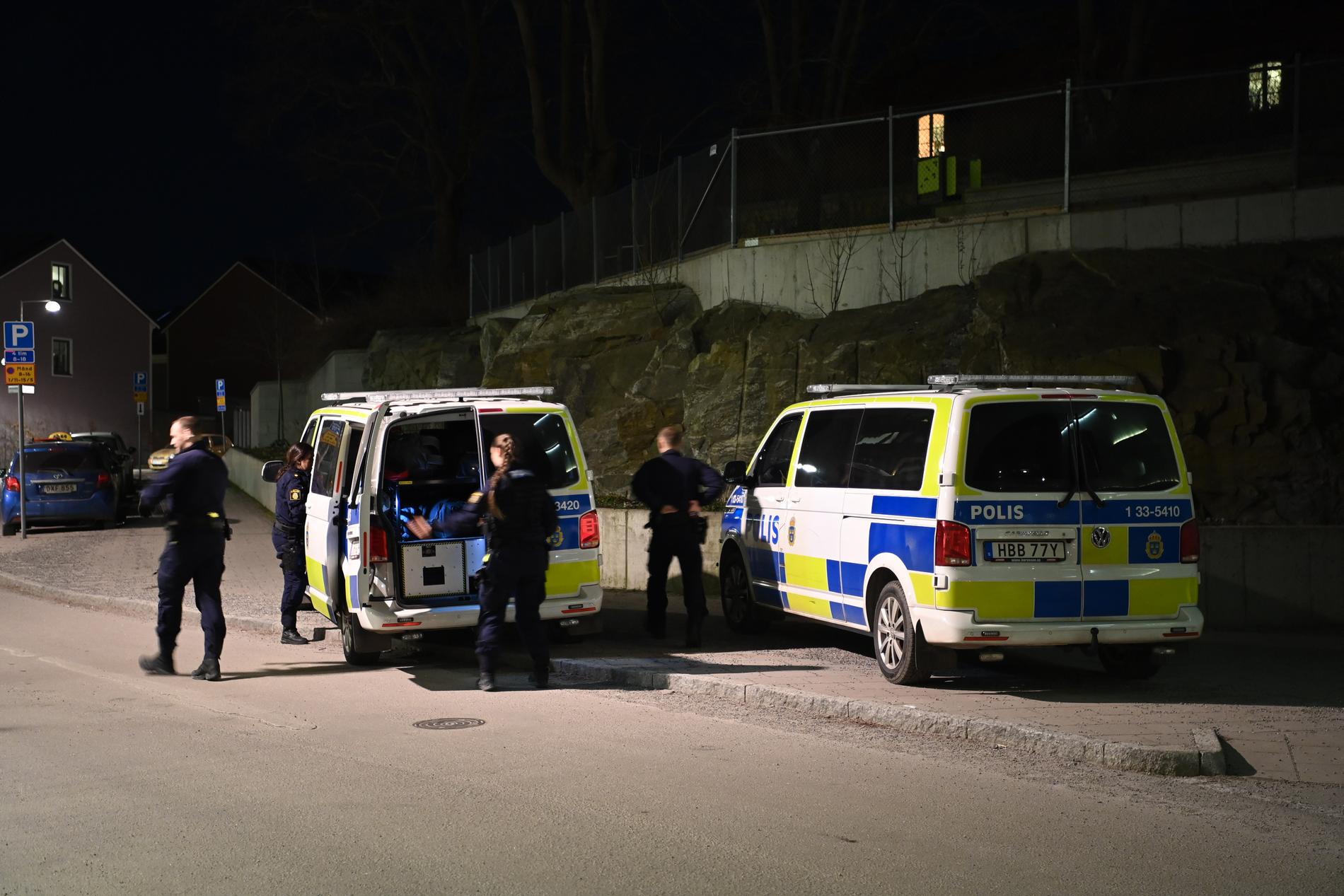 Polis på plats i Råcksta.