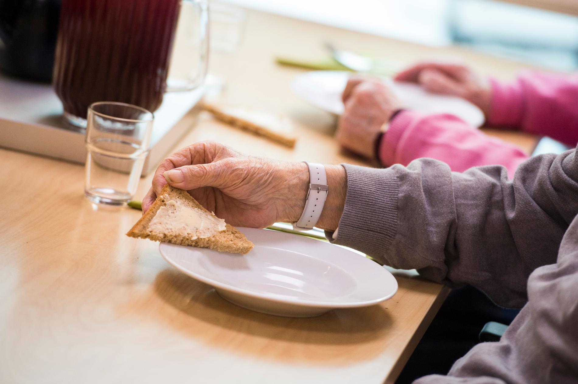 En dement äldre person blev utan mat. Arkivbild.