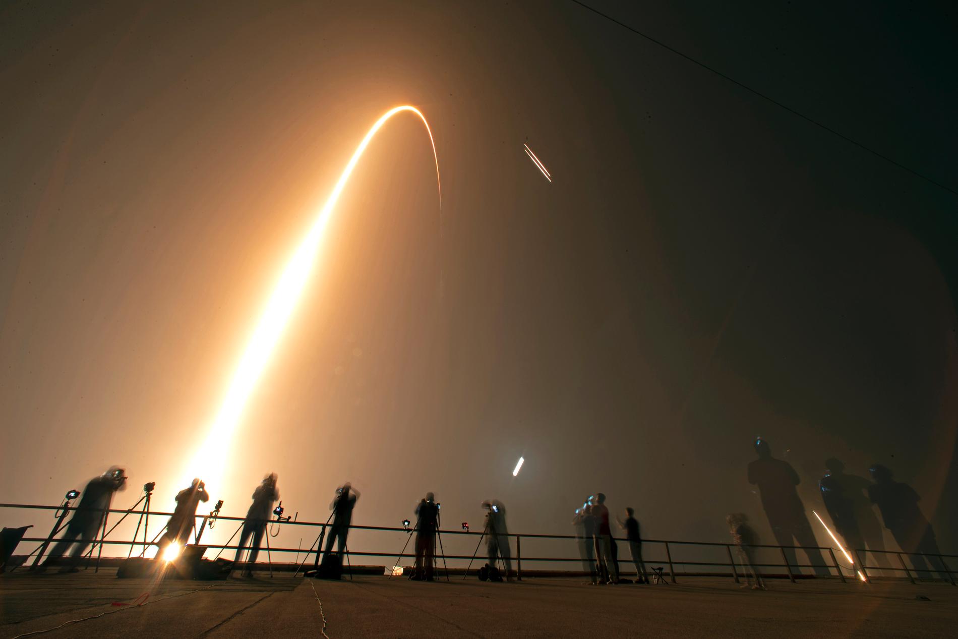 Falcon Heavy-raketen från Space X på väg upp i förra veckan.
