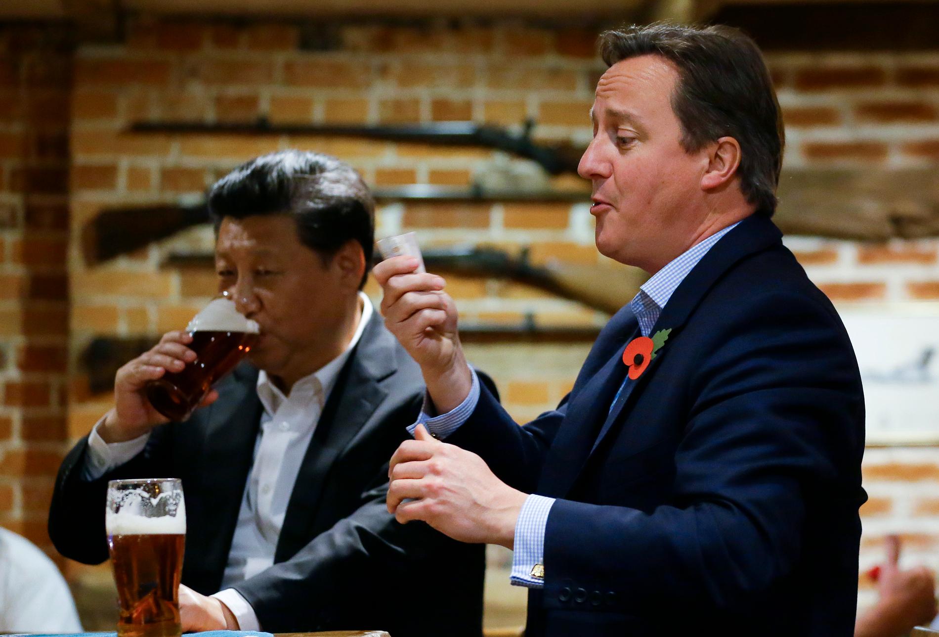David Cameron drar fram ett knippe sedlar för att bekosta sin och Xi Jinpings pubrunda.